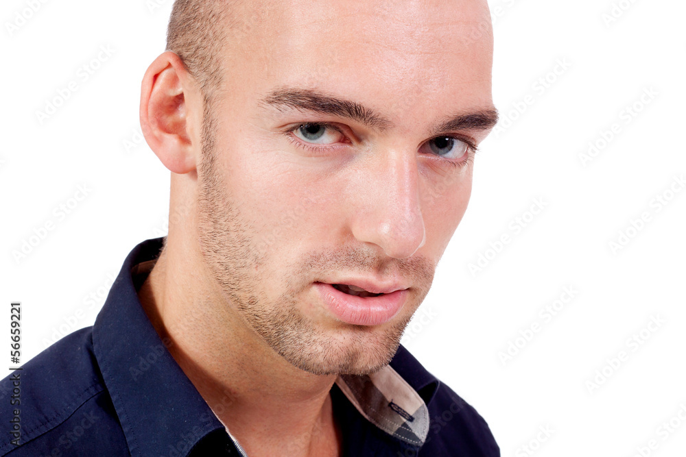 Fototapeta premium junger attraktiver erwachsener mann mit blauem hemd