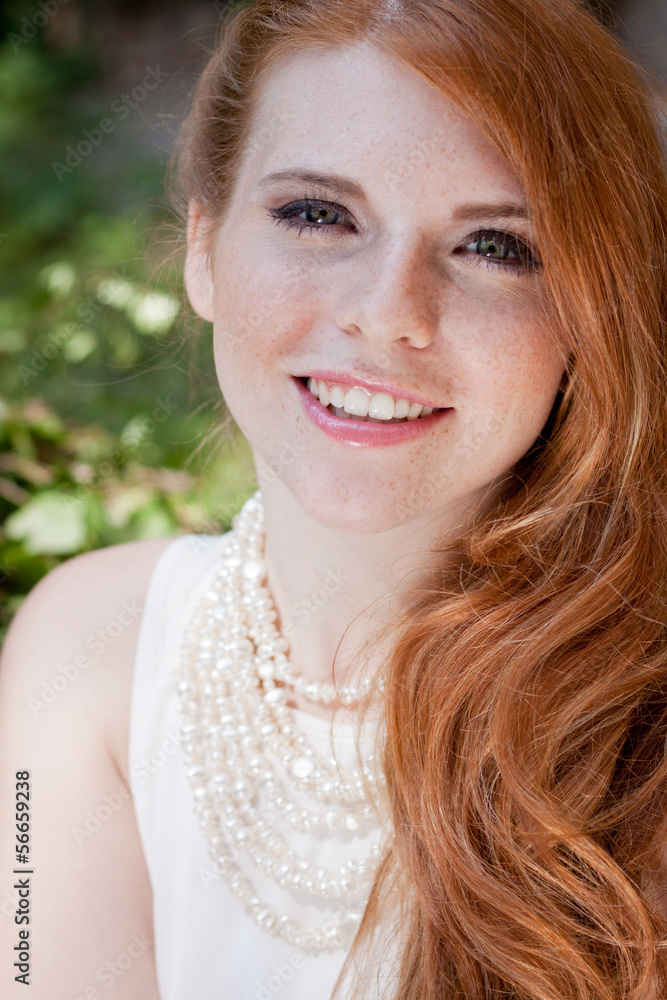 junge schöne rothaarige frau mit sommersprossen StockFoto Adobe Stock