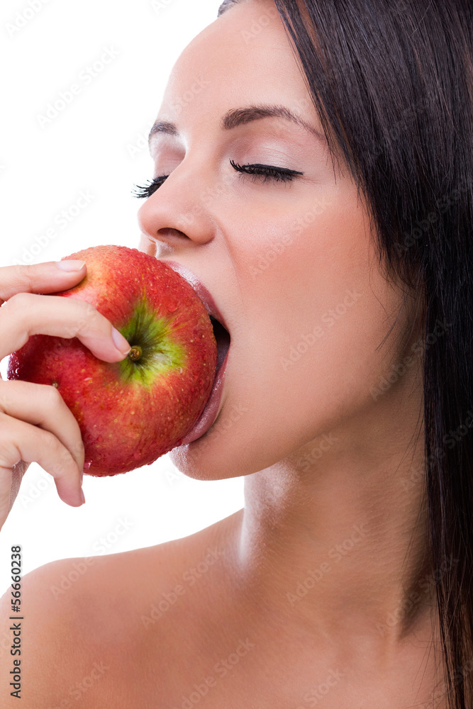 Young woman eating apple