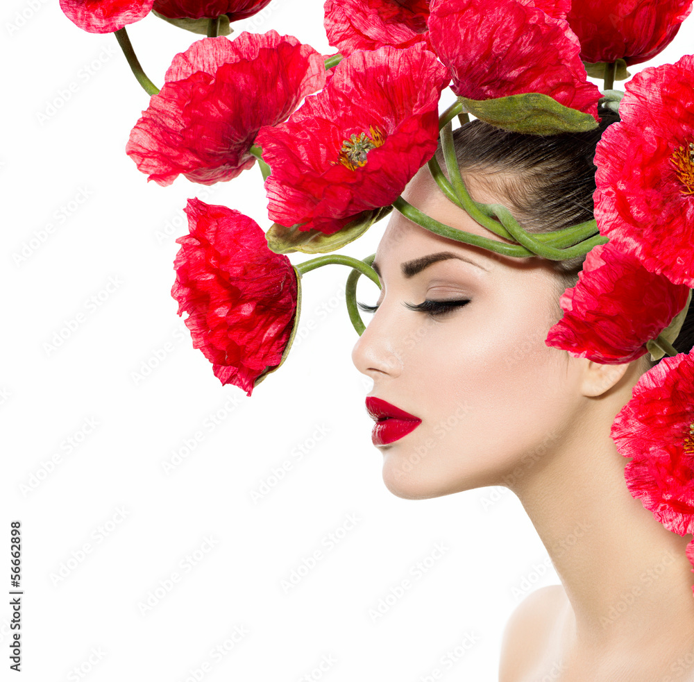 Naklejka premium Piękno mody modela kobieta z Czerwonym makiem Kwitnie w jej włosy