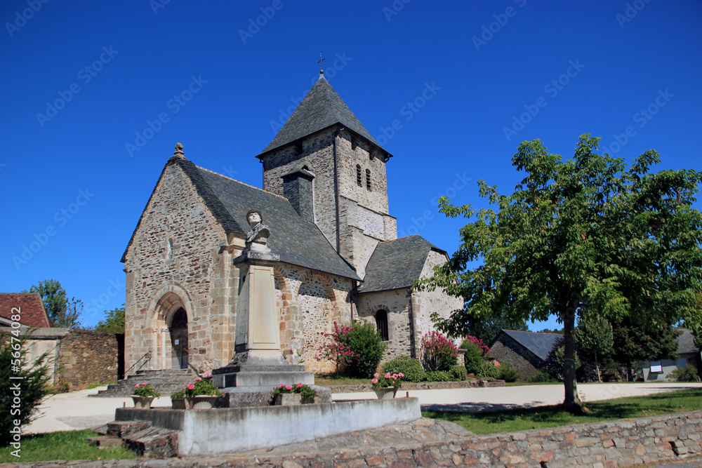 Eglise et monument aux morts de St-Cyr-Les-Champagnes.