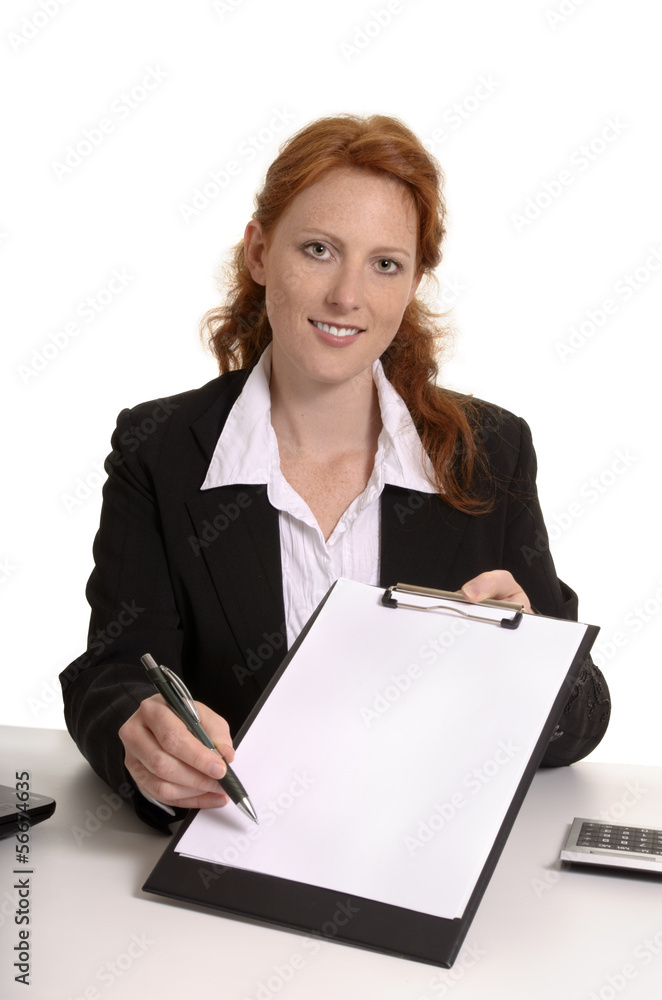 Hübsche rothaarige Geschäftsfrau mit Vertrag