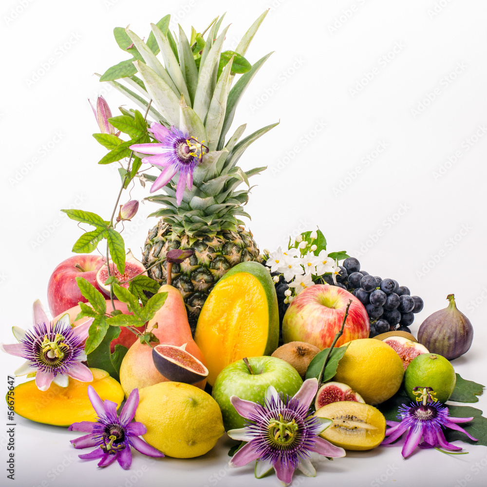 Früchte-Vielfalt, freigestellt vor weißem Hintergrund