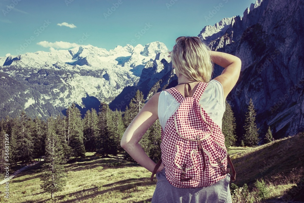 Naklejka premium Zwieselalm mit Blick auf Dachstein