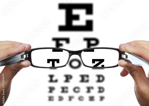 Brille in Händen vor Sehtest