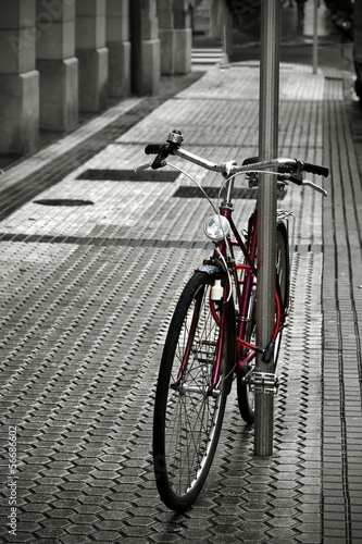 bicicleta antigua aparcada en la acera