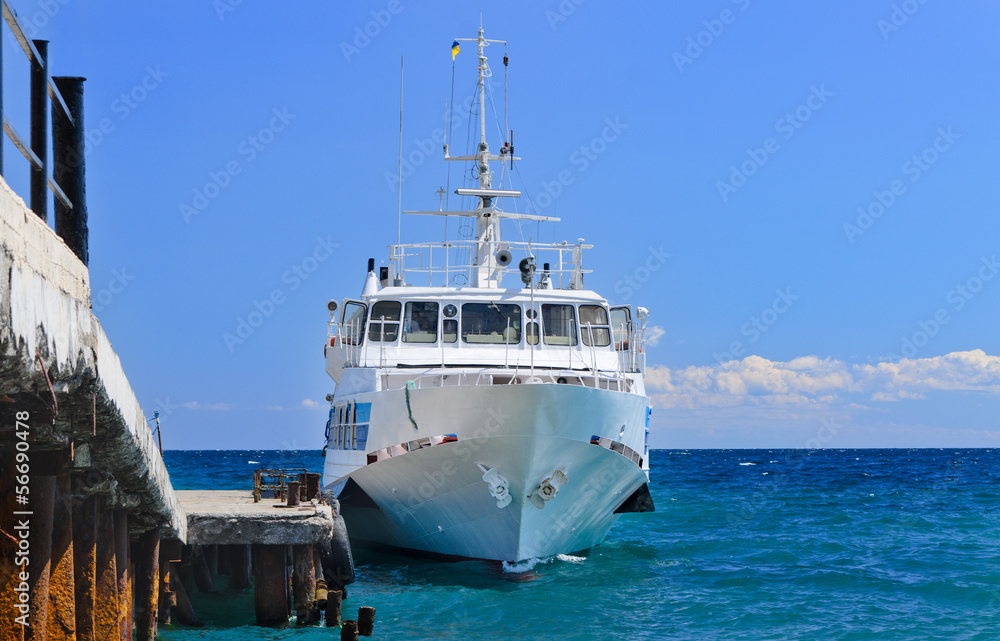 Naklejka premium Ferry or tourist cruiser alongside a dock
