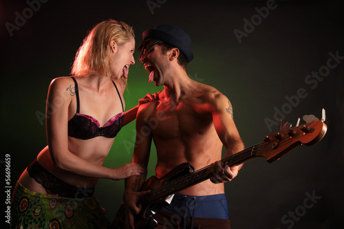 Mann und Frau machen Musik und strecken Zungen raus