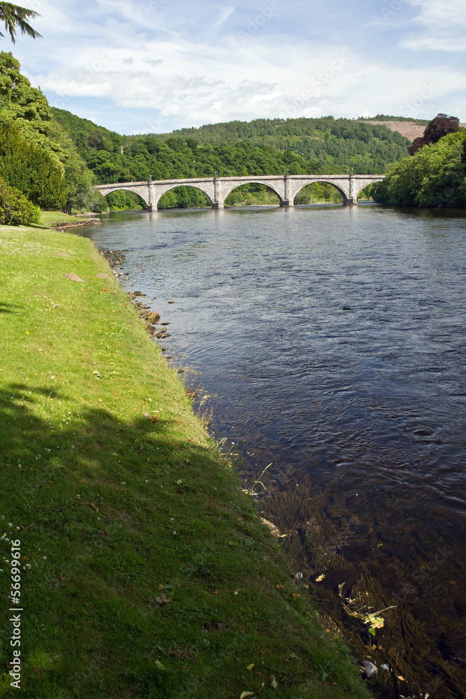 Fototapeta premium Schottland, River Tay in Dunkeld