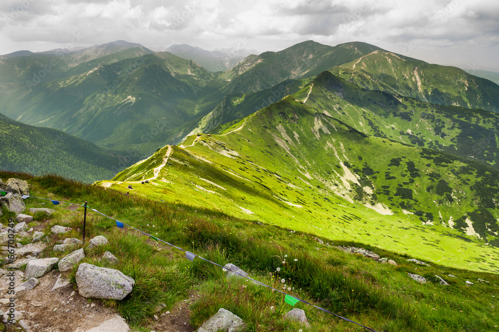 Naklejka premium Road leading to the mountain peaks