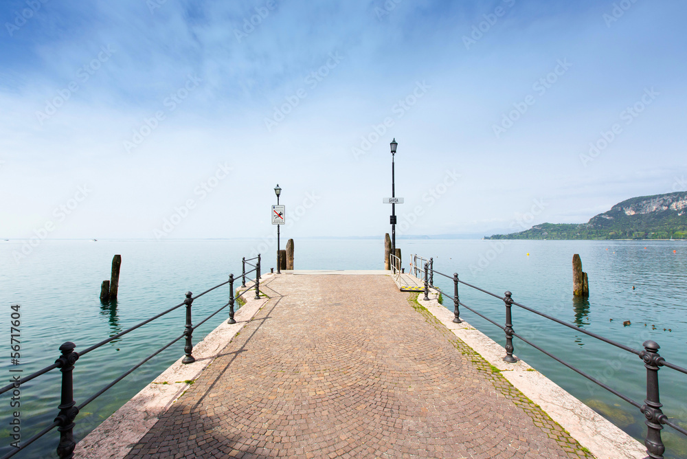 Fototapeta premium Molo nad jeziorem Garda