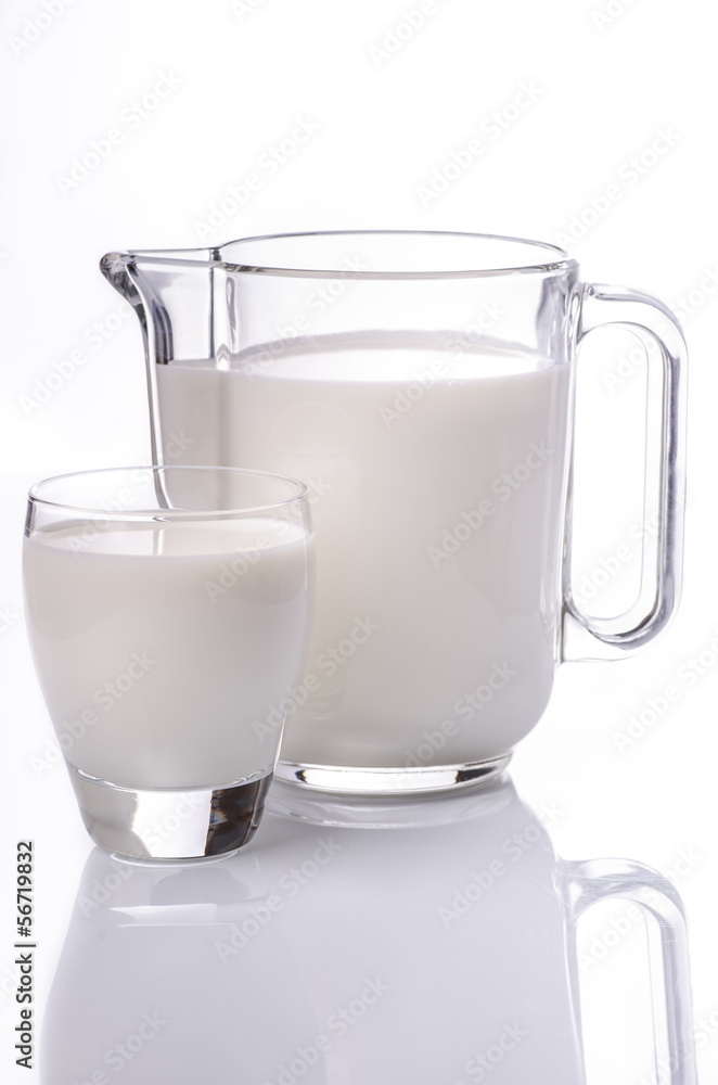 bicchiere di latte fresco con brocca