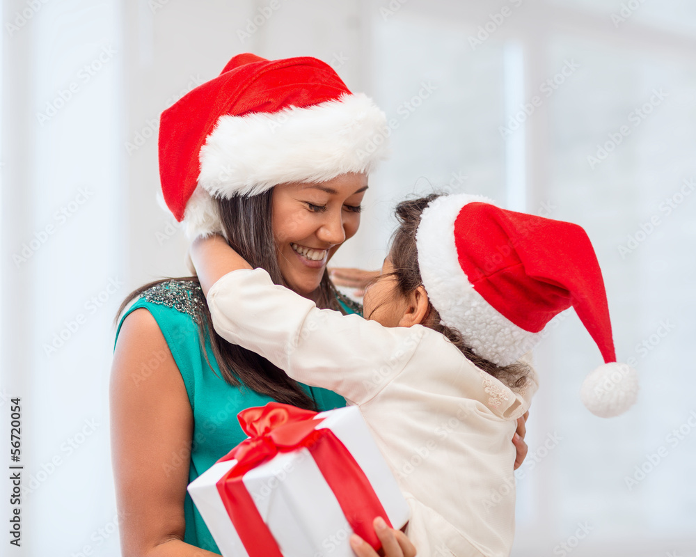 Obraz premium happy mother and child girl with gift box