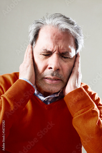 Mann mit Tinnitus