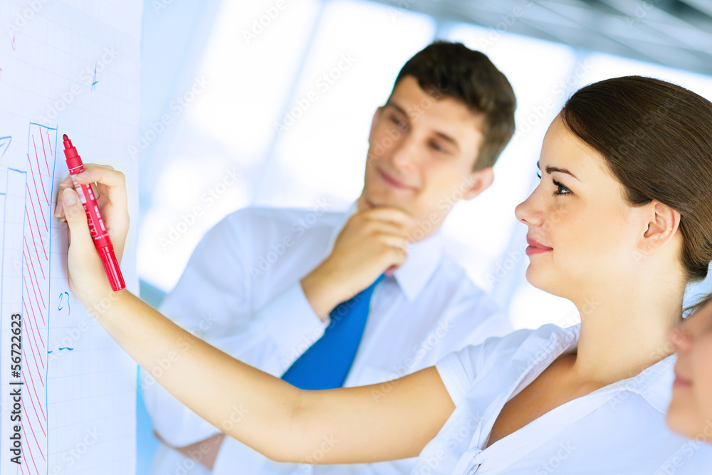 Obraz premium businessmen are meeting near the flipchart
