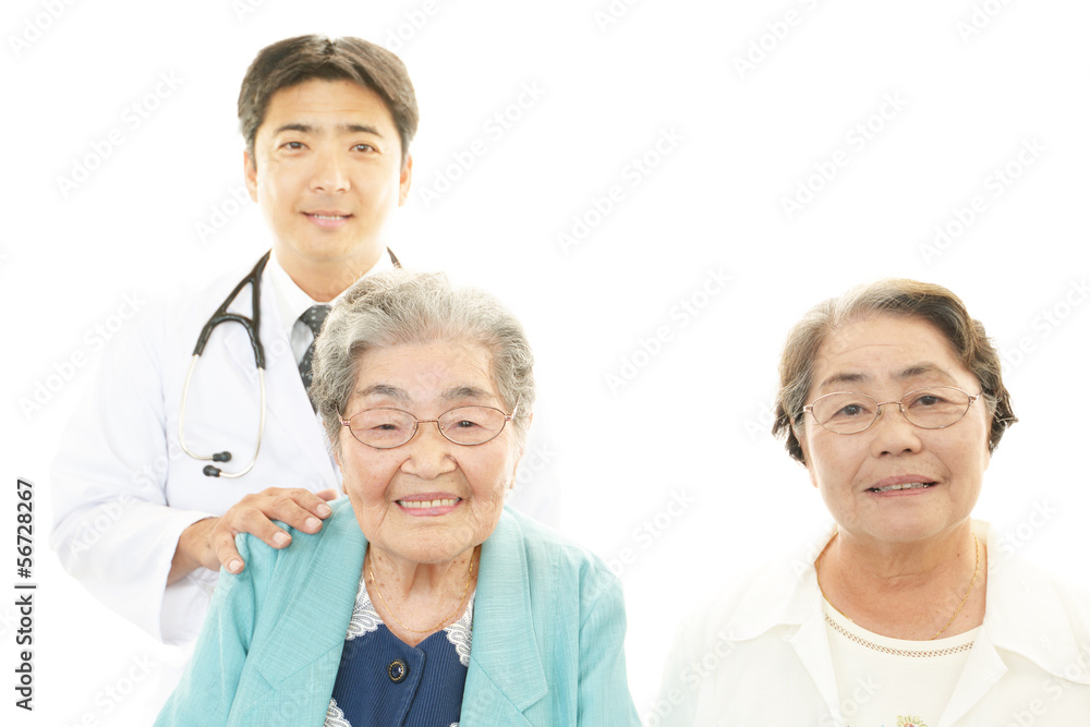笑顔の高齢者と医師 笑顔の高齢者と医師
