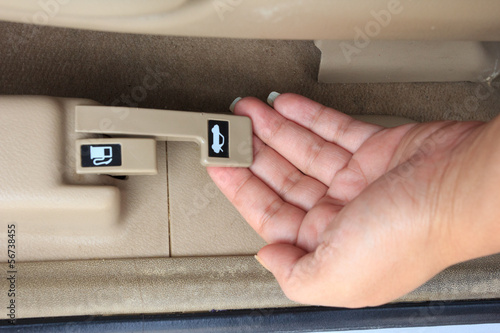 hand pull under the car trunk release button symbol