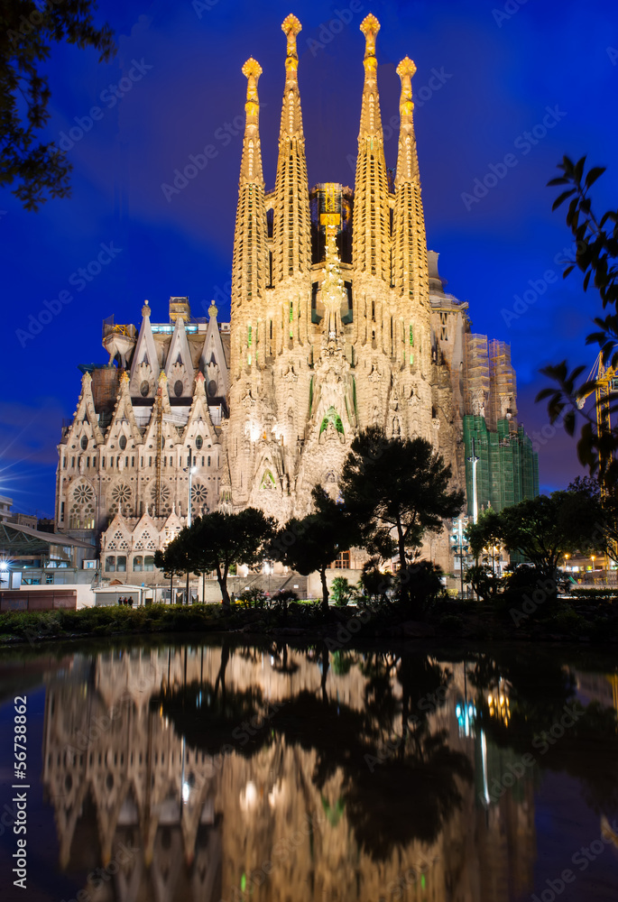 Obraz premium Nocny widok kościoła Sagrada Familia w Barcelonie. Hiszpania