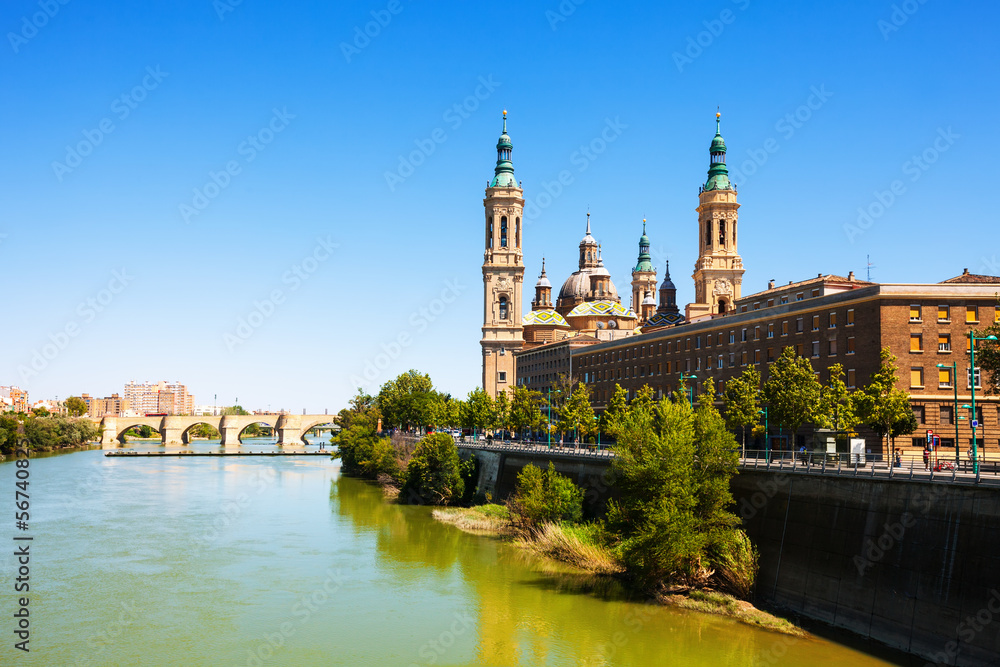 Obraz premium view of Cathedral and Ebro river in Zaragoza