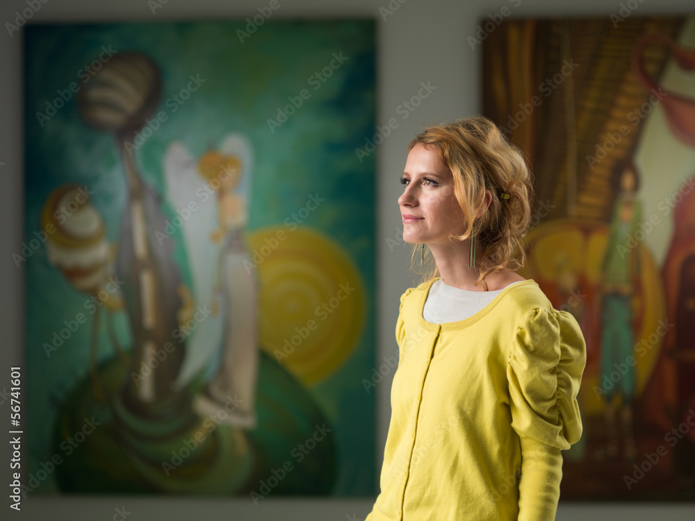 Fototapeta premium woman visiting art gallery