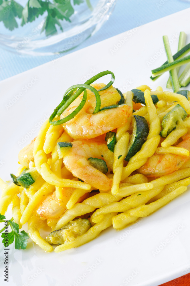 Trofie con zucchini e gamberi, close-up