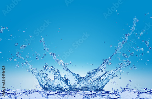 Plusk wody na niebieskim tle