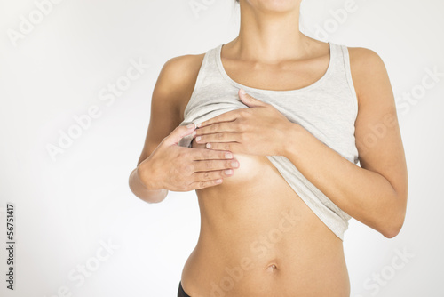 Frau tastet Ihre Brust als Vorsorgemaßnahme gegen Krebs ab