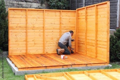 Fotografia Building a wooden shed