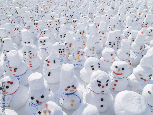 たくさんの小さな雪だるま