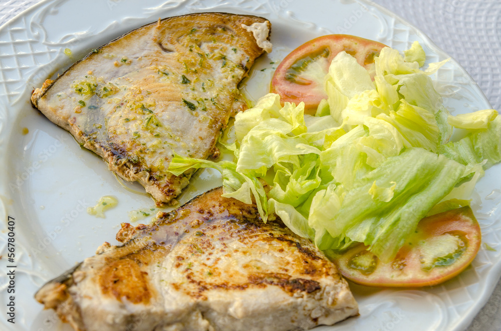 filetto di pesce spada con insalata filetto di pesce spada con insalata