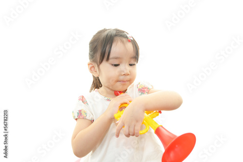 おもちゃで遊ぶ女の子