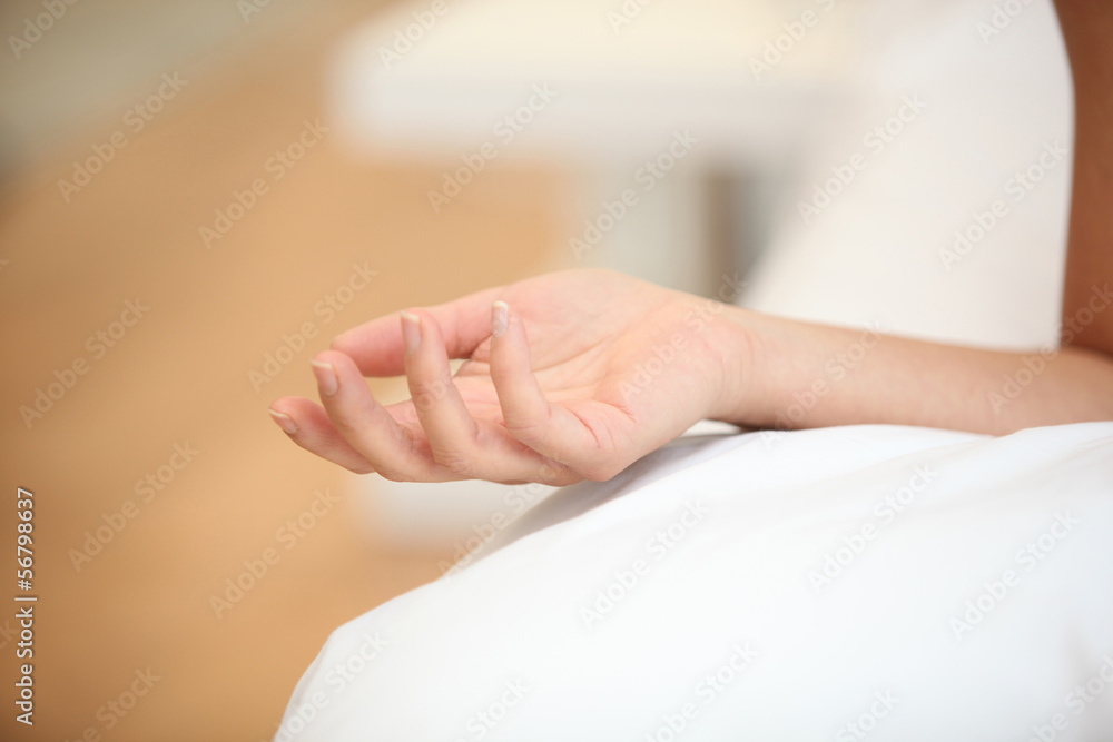 Naklejka premium Closeup of a woman's hand on a bed