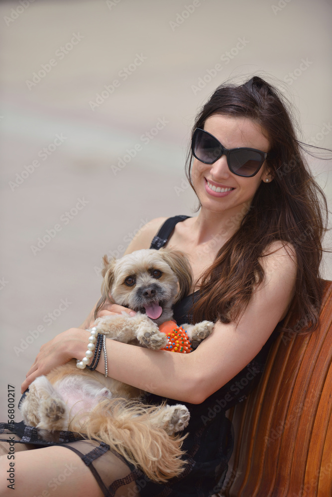 Obraz premium happy young woman with puppy have fun