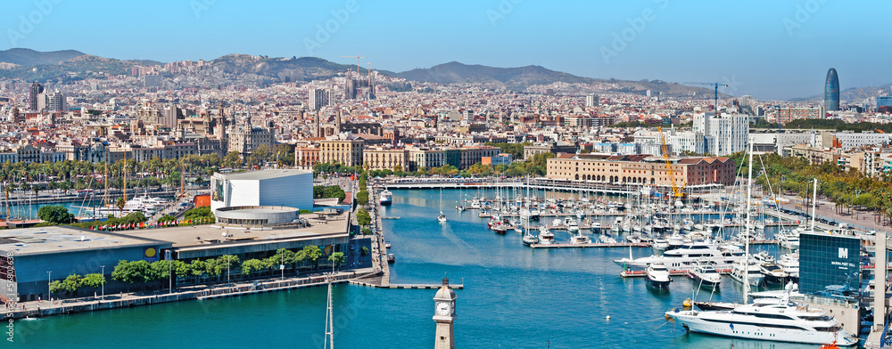 Fototapeta premium Panoramic view of the Barcelona harbor