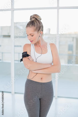 Relaxed sporty blonde wearing armband holding mp3 player Free Download Relaxed sporty blonde wearing armband holding mp3 player - GFXLoad