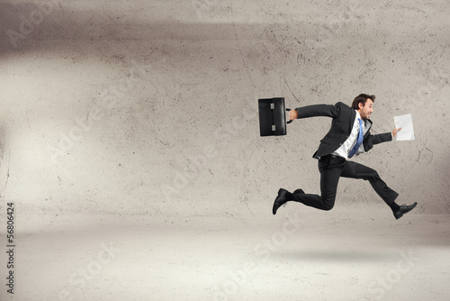 Fotografie businessman running with some documents in his hand
