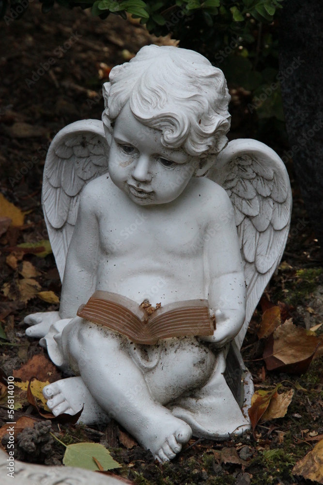Engel mit Buch auf einem Grab