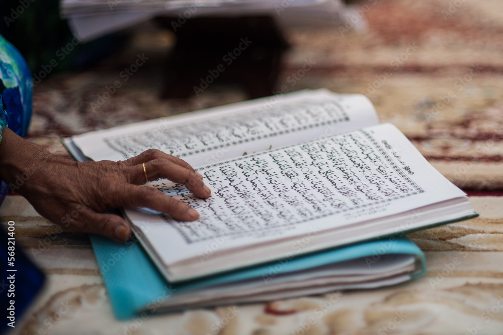 Obraz premium A Finger on a Quran