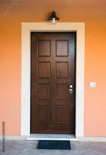 Porta di legno ingresso di casa photo