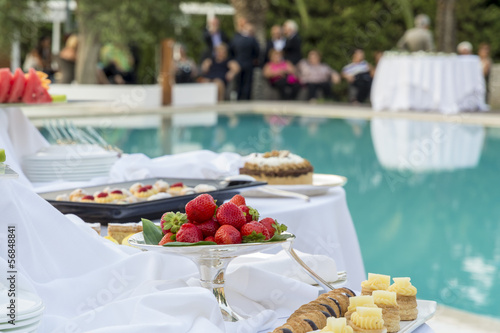 Obraz w ramie buffet di frutta e dolci in piscina