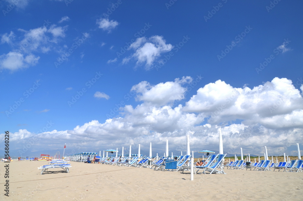 Naklejka premium Malownicza plaża Marina di Vecchiano niedaleko Pizy, Włochy