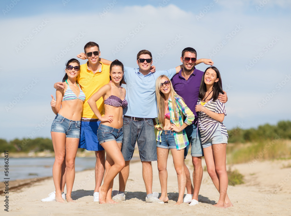 Obraz premium group of friends having fun on the beach