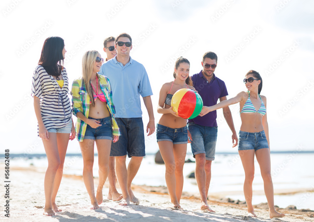 Obraz premium group of friends having fun on the beach