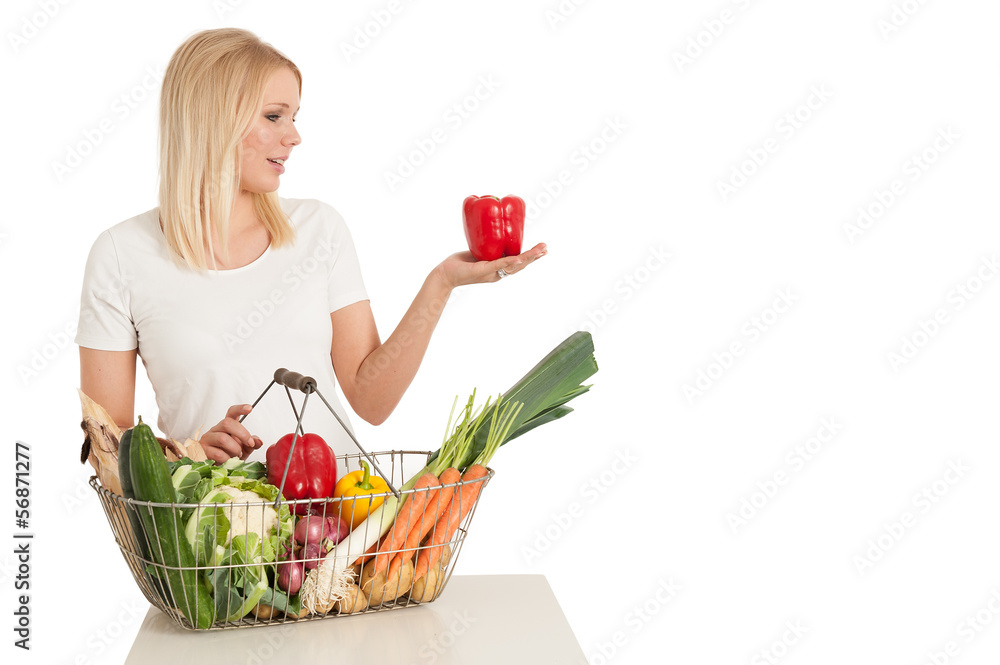Junge Frau mit Gemüseeinkauf präsentiert Paprika Junge Frau mit Gemüseeinkauf präsentiert Paprika