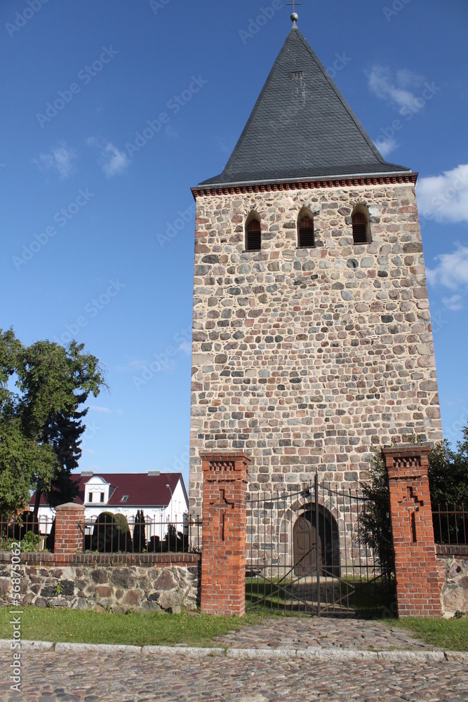 Fototapeta premium Dorfkirche und Anger in Güterfelde bei Potsdam