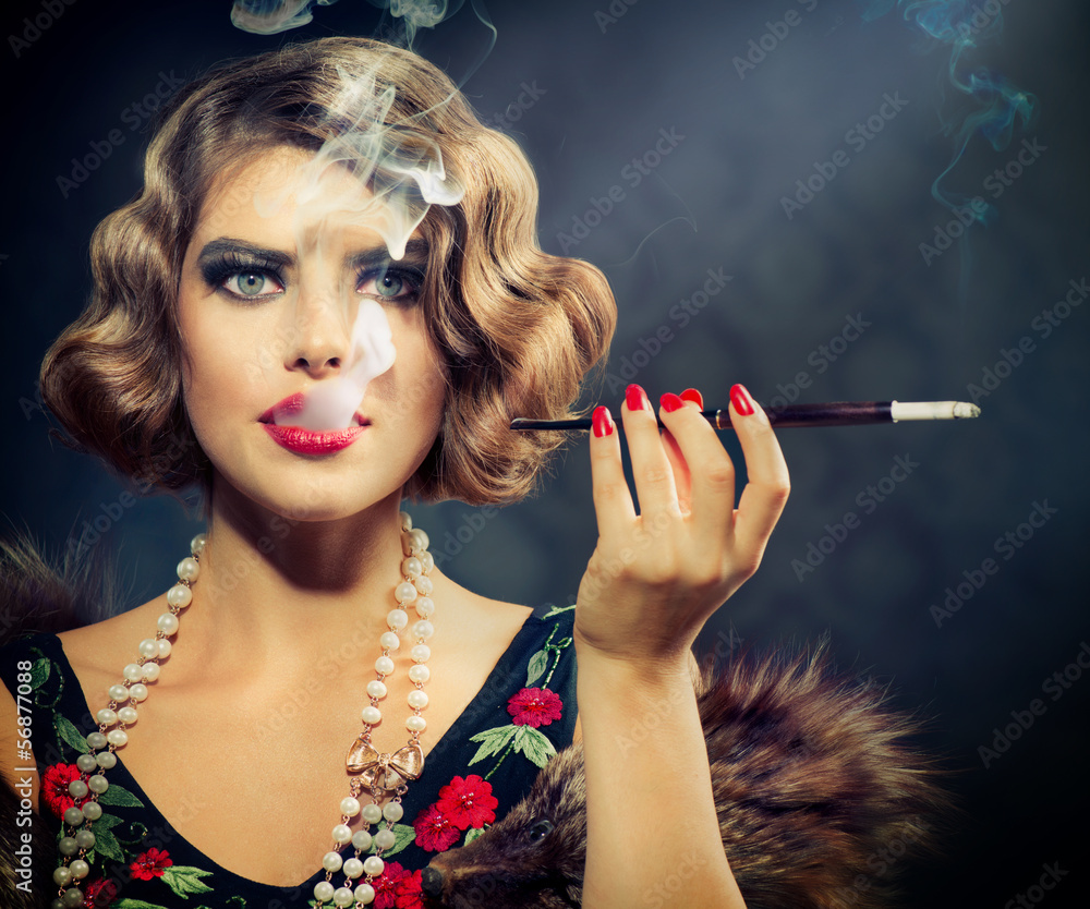 Obraz premium Smoking Retro Woman Portrait. Beauty Girl with Mouthpiece