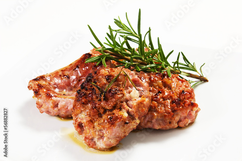 Foto Salsiccia cotta su sfondo bianco
