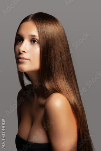 Brown Hair. Beautiful Woman with Healthy Long Hair