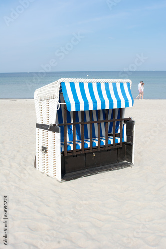 Geschlossener Strandkorb in Blau-Weiß