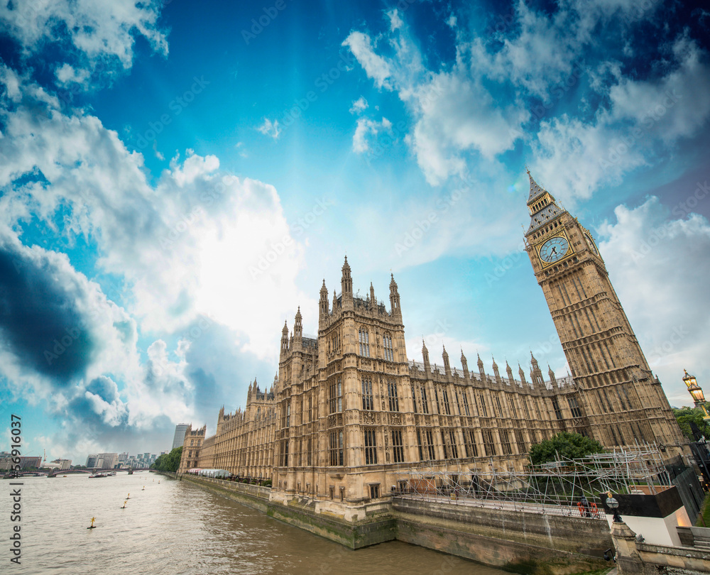 Fototapeta premium Houses of Parliament and River Thames, London. Beautiful wide an